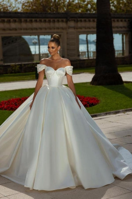 Schulterfreies, herzförmiges Ballkleid aus Satin mit ärmellosem Garten-Brautkleid