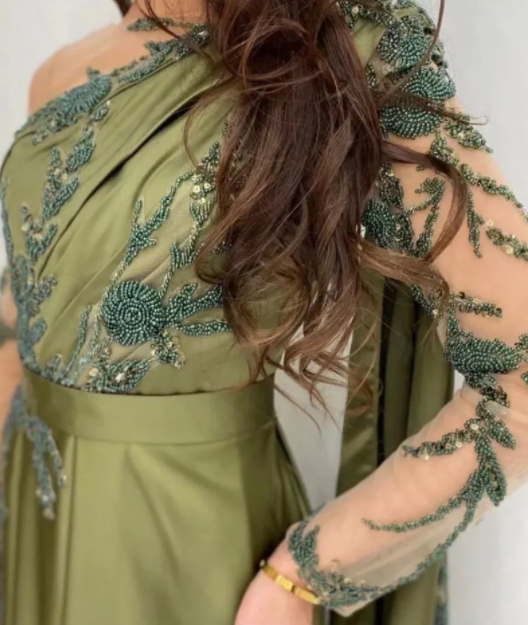 Vestido de noche de un solo hombro con capa y mangas largas