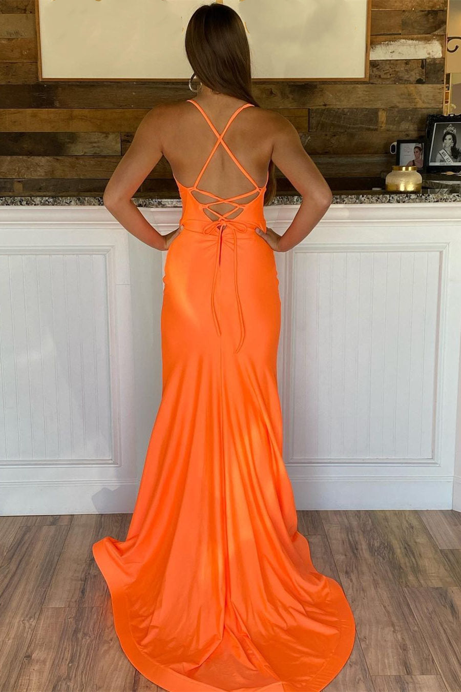 Vestido de fiesta largo de sirena de satén con tirantes naranjas