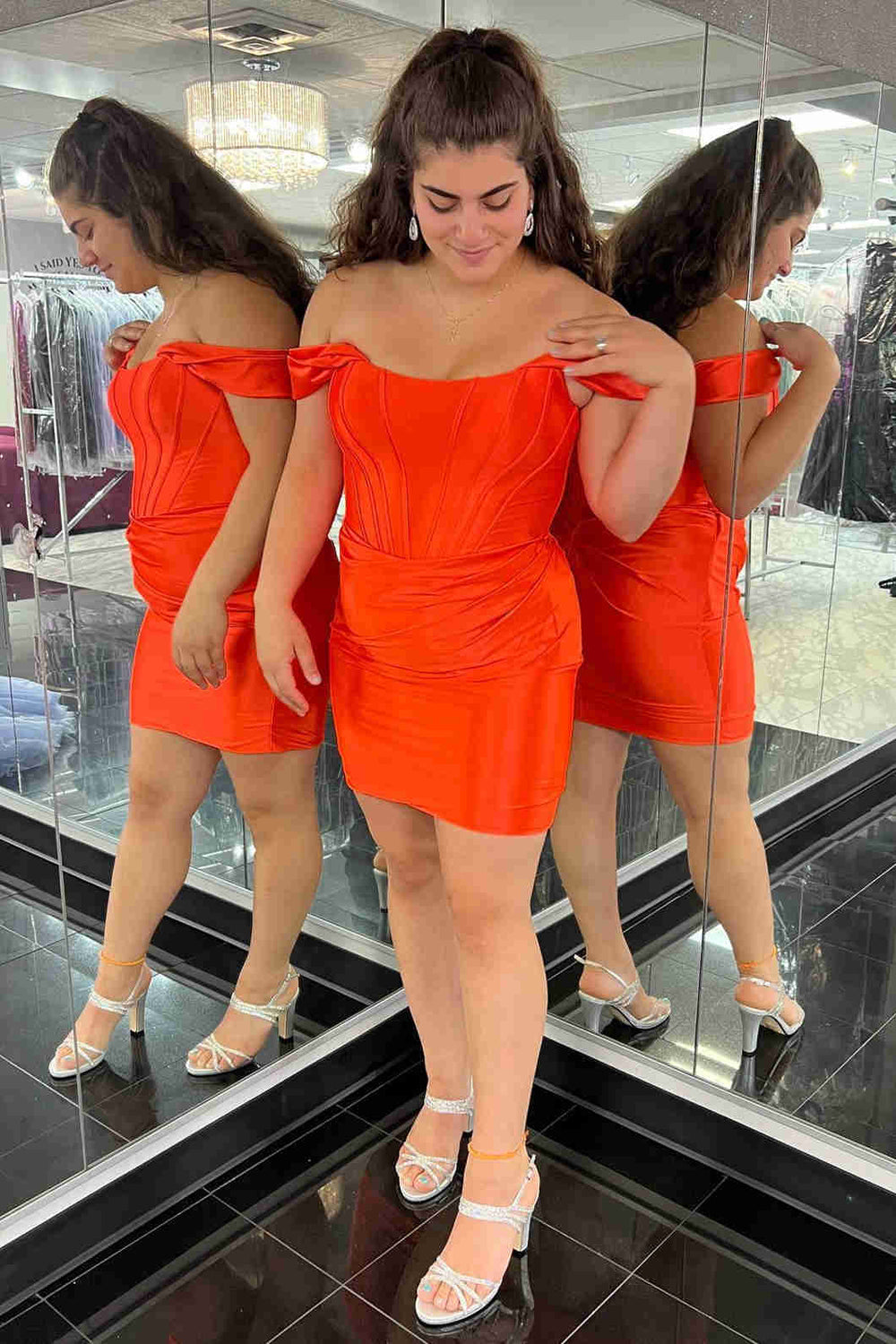 Vestido de fiesta de satén con hombros descubiertos