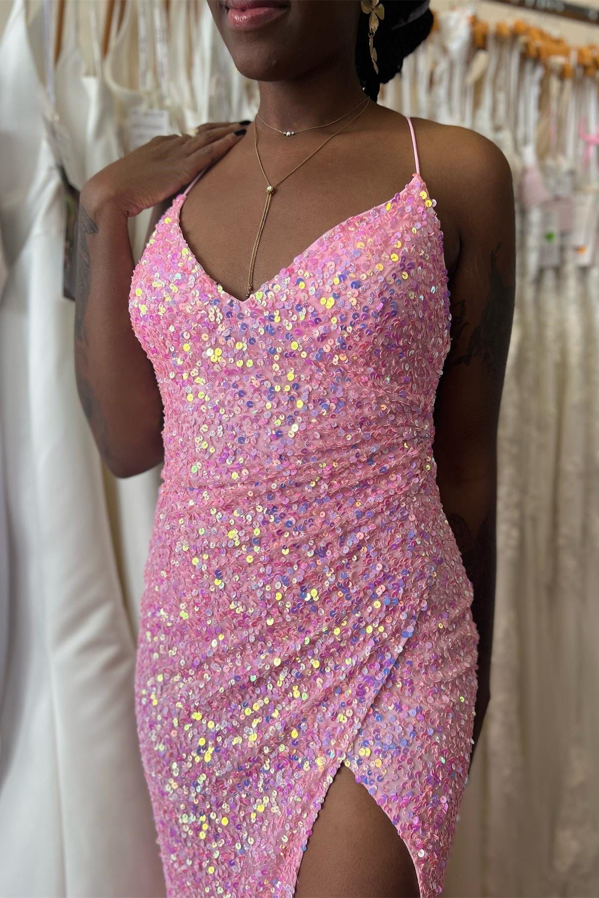 Vestido de fiesta largo plisado con lentejuelas, escote en V y tirantes finos de sirena con abertura