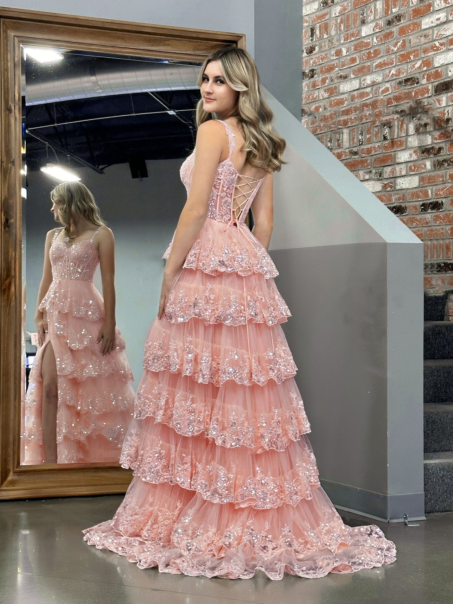 Vestido de fiesta estilo princesa con hombros descubiertos, corsé y volantes de encaje