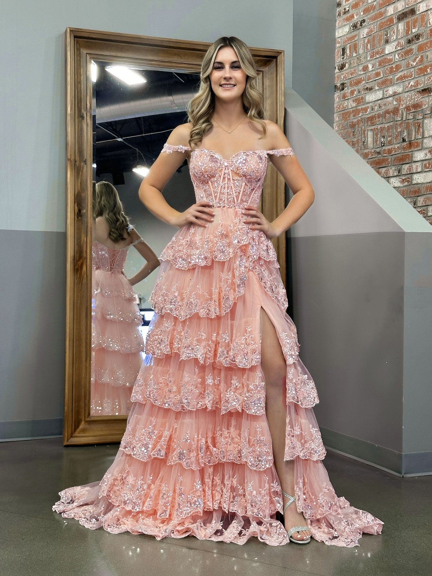 Vestido de fiesta estilo princesa con hombros descubiertos, corsé y volantes de encaje