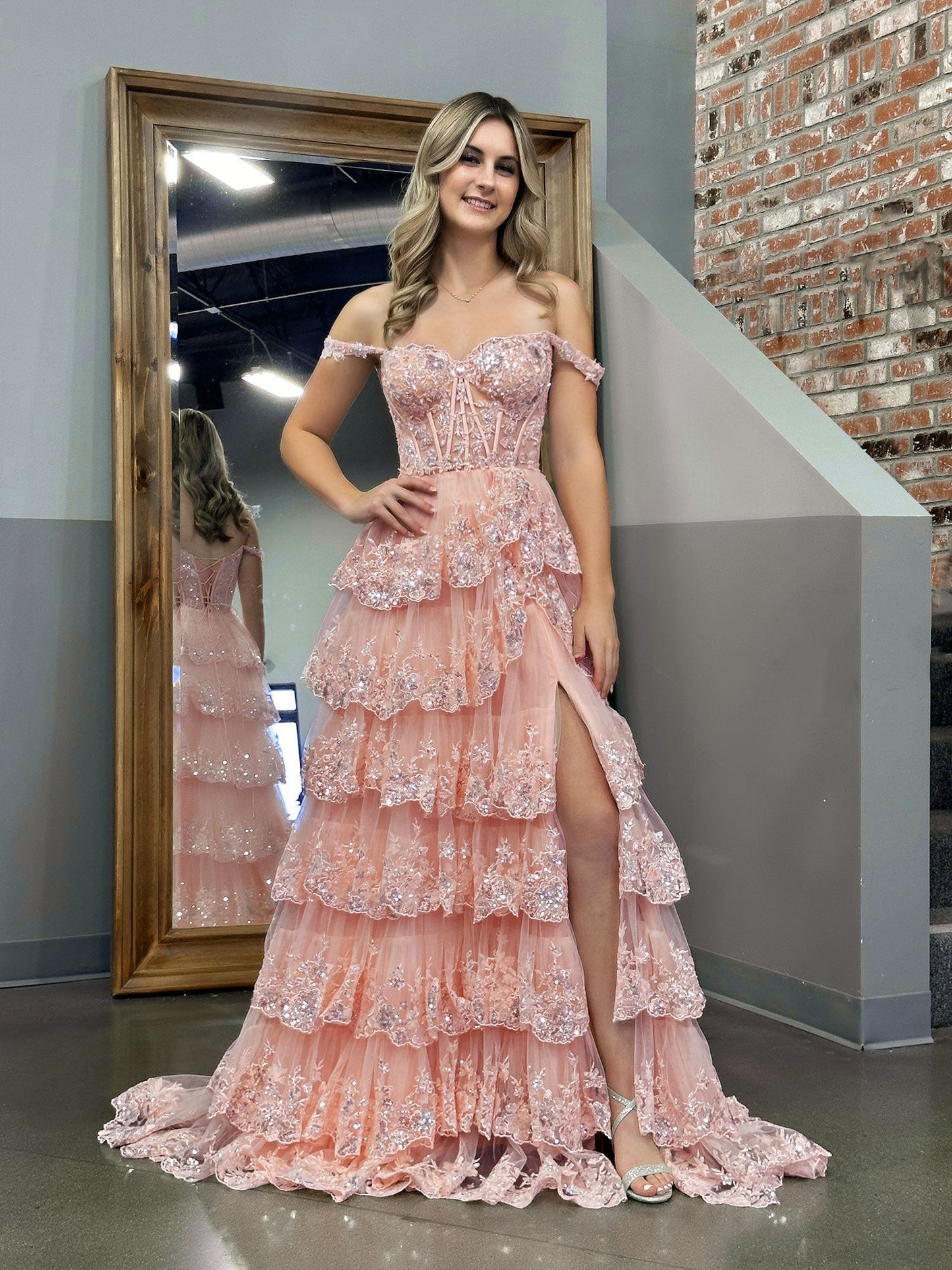 Vestido de fiesta estilo princesa con hombros descubiertos, corsé y volantes de encaje