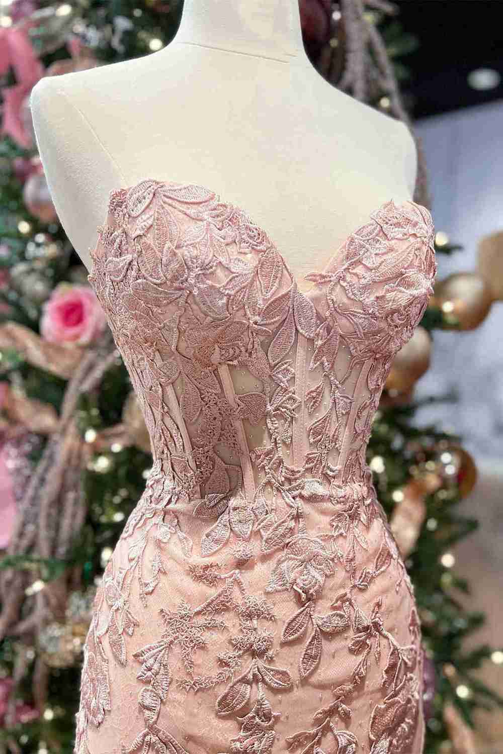 Vestido de fiesta de sirena con corsé sin tirantes y encaje con abertura