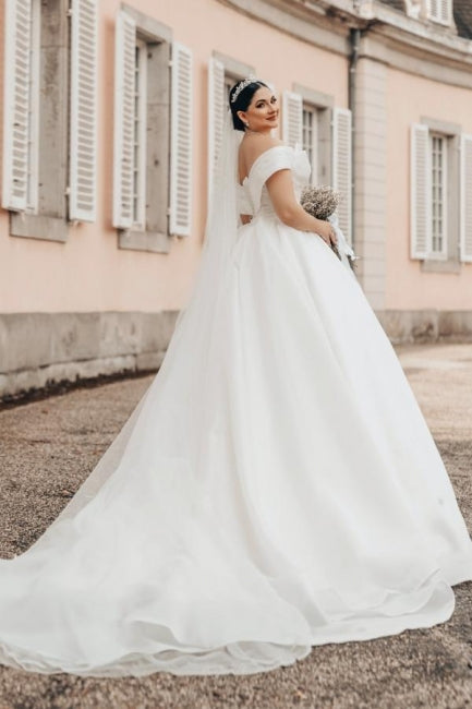 Langes, weißes, schulterfreies A-Linien-Brautkleid mit V-Ausschnitt aus Organza-Satin im Prinzessinnen-Stil