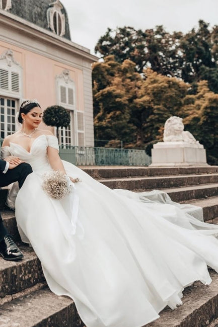 Langes, weißes, schulterfreies A-Linien-Brautkleid mit V-Ausschnitt aus Organza-Satin im Prinzessinnen-Stil