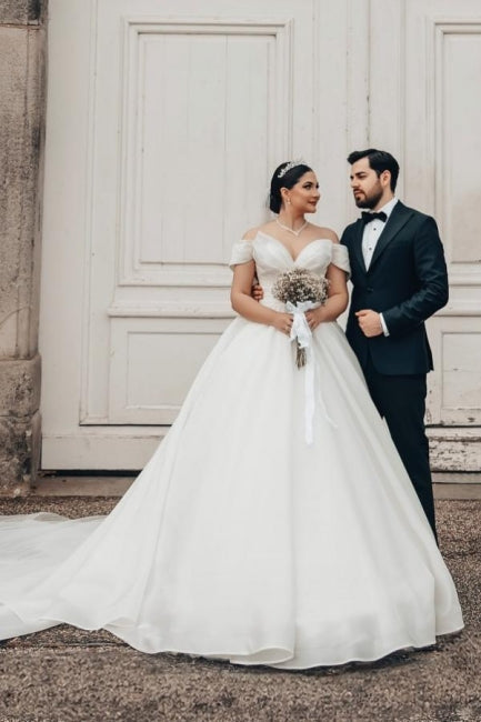Langes, weißes, schulterfreies A-Linien-Brautkleid mit V-Ausschnitt aus Organza-Satin im Prinzessinnen-Stil
