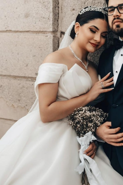 Langes, weißes, schulterfreies A-Linien-Brautkleid mit V-Ausschnitt aus Organza-Satin im Prinzessinnen-Stil