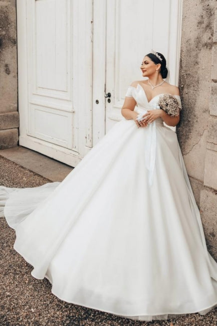 Langes, weißes, schulterfreies A-Linien-Brautkleid mit V-Ausschnitt aus Organza-Satin im Prinzessinnen-Stil
