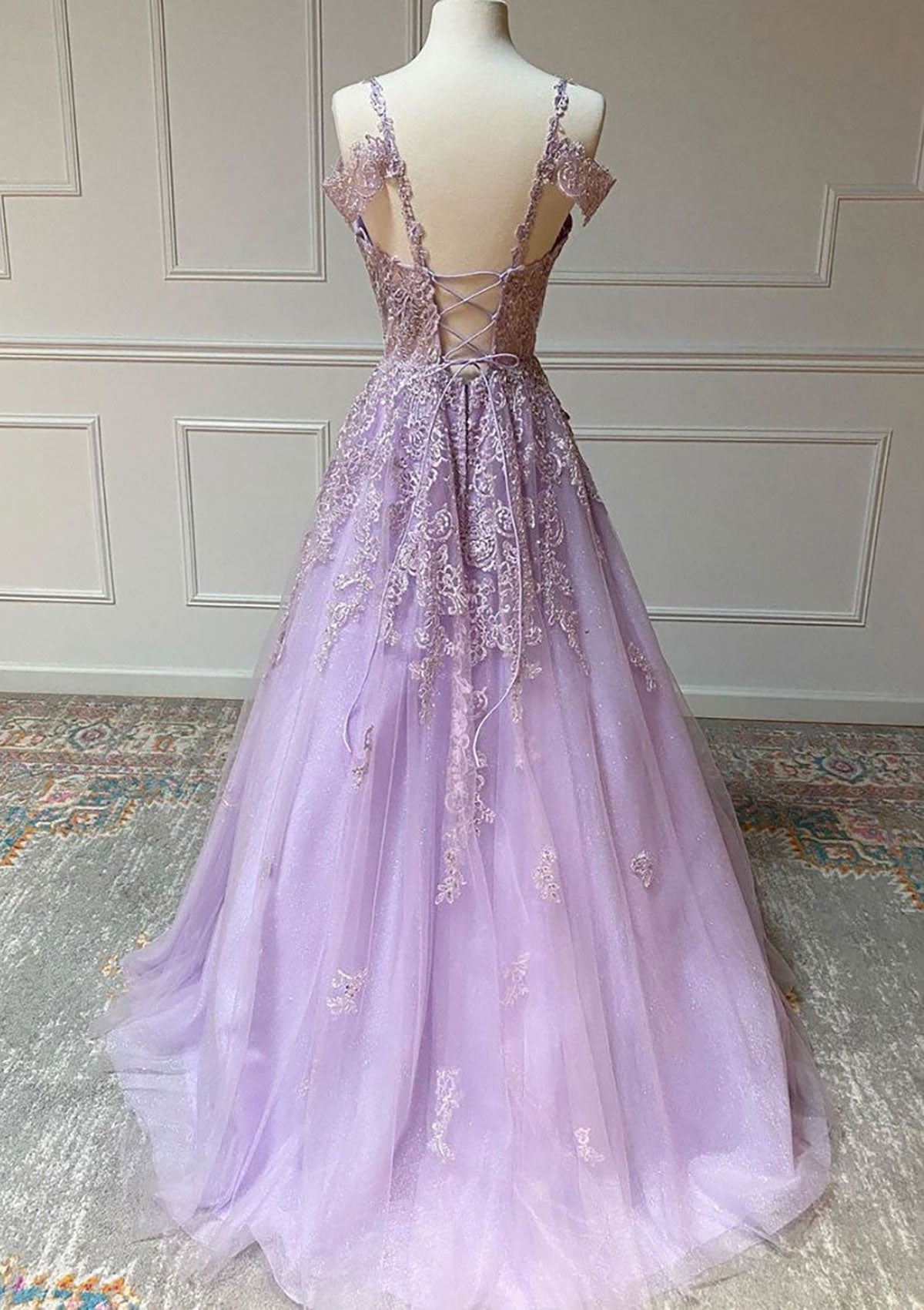 Vestido de fiesta de princesa con tirantes finos, de tul hasta el suelo y apliques de cuentas
