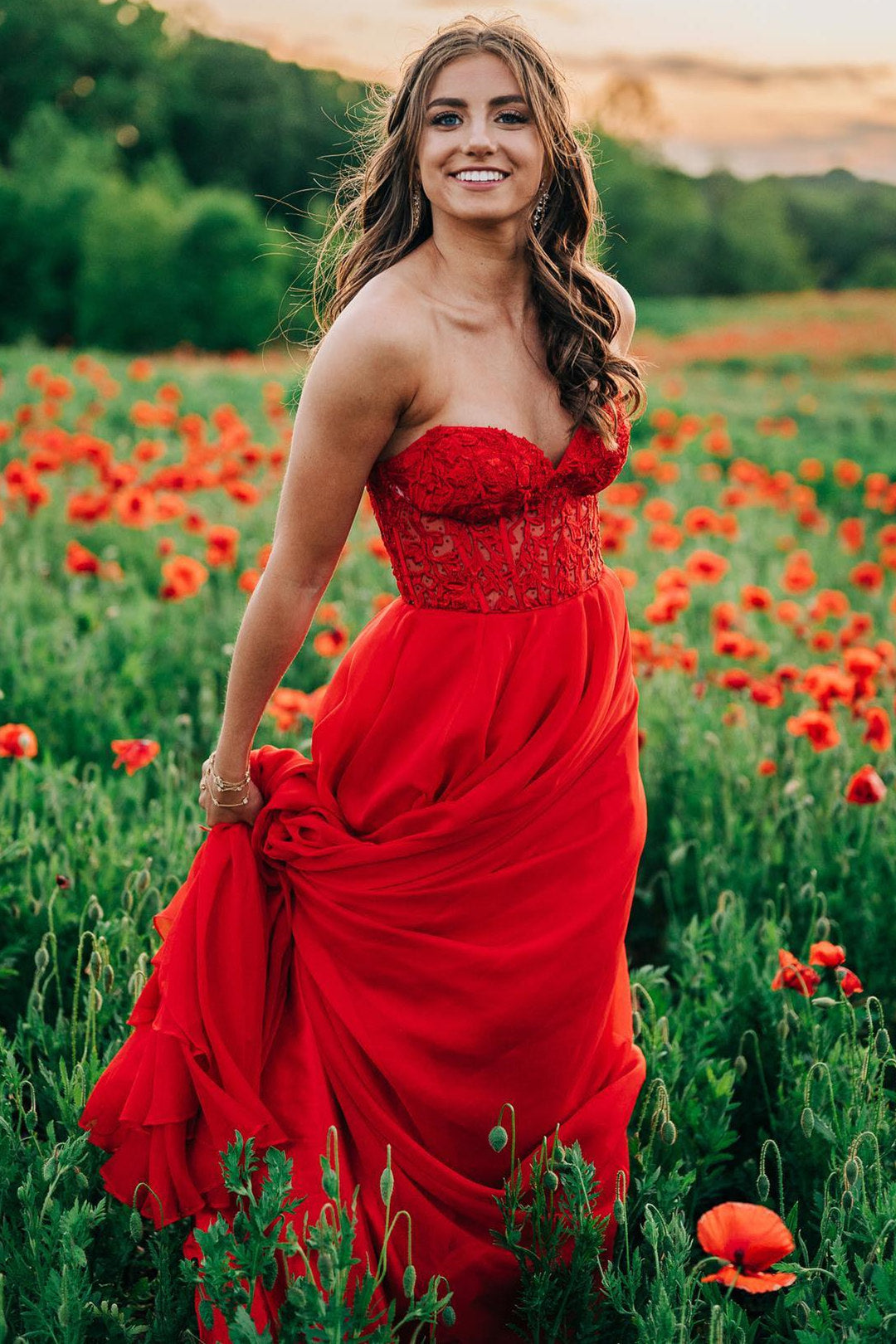 Vestido de fiesta largo de gasa con hombros descubiertos, corte A, apliques y cordones