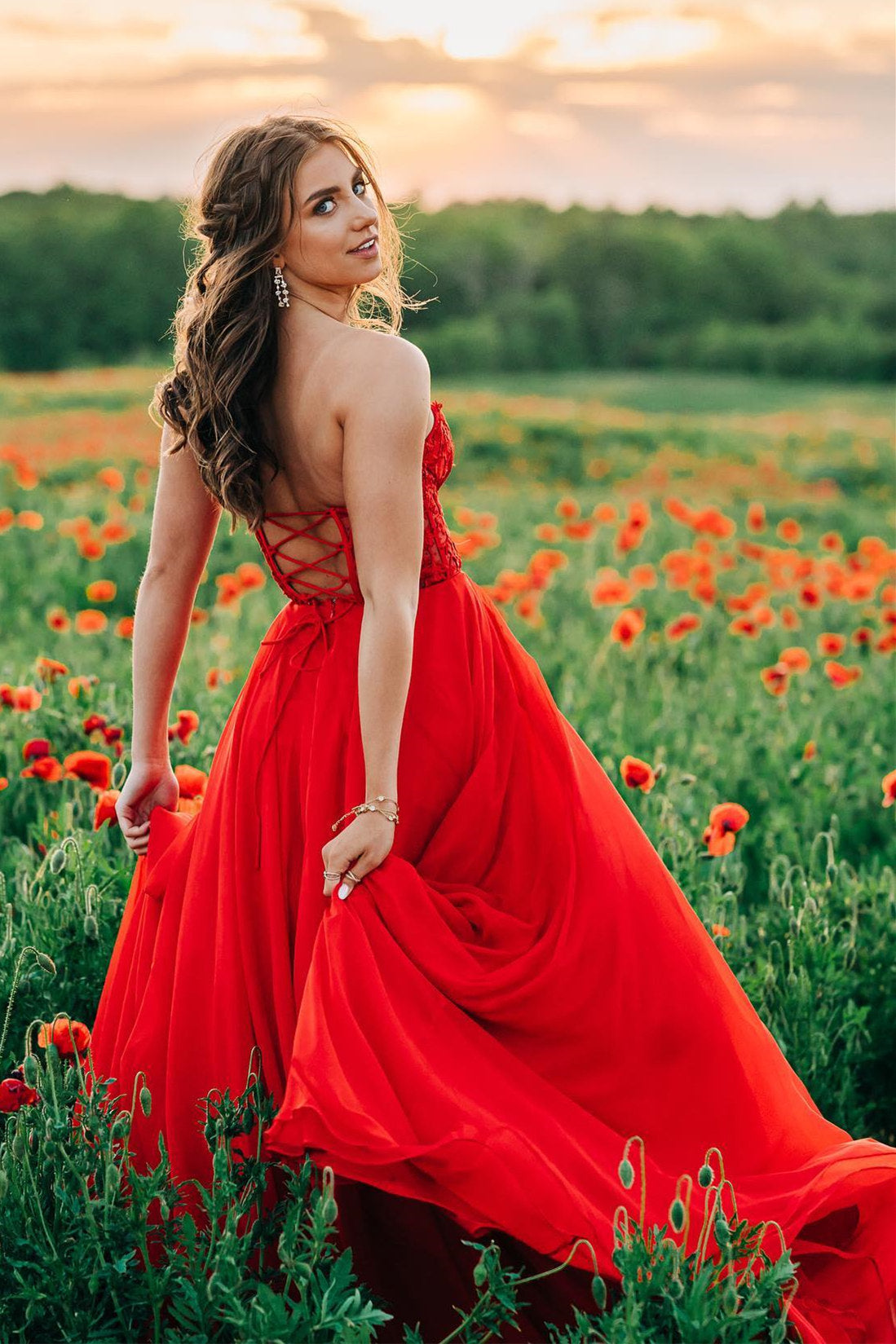 Vestido de fiesta largo de gasa con hombros descubiertos, corte A, apliques y cordones