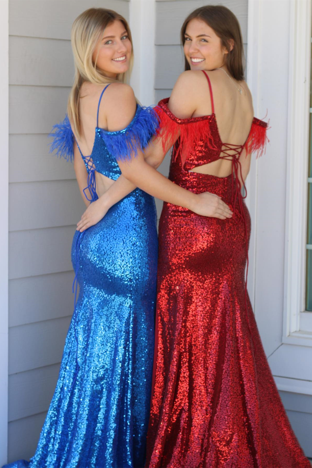 Vestido de fiesta largo con lentejuelas, hombros descubiertos, plumas y abertura