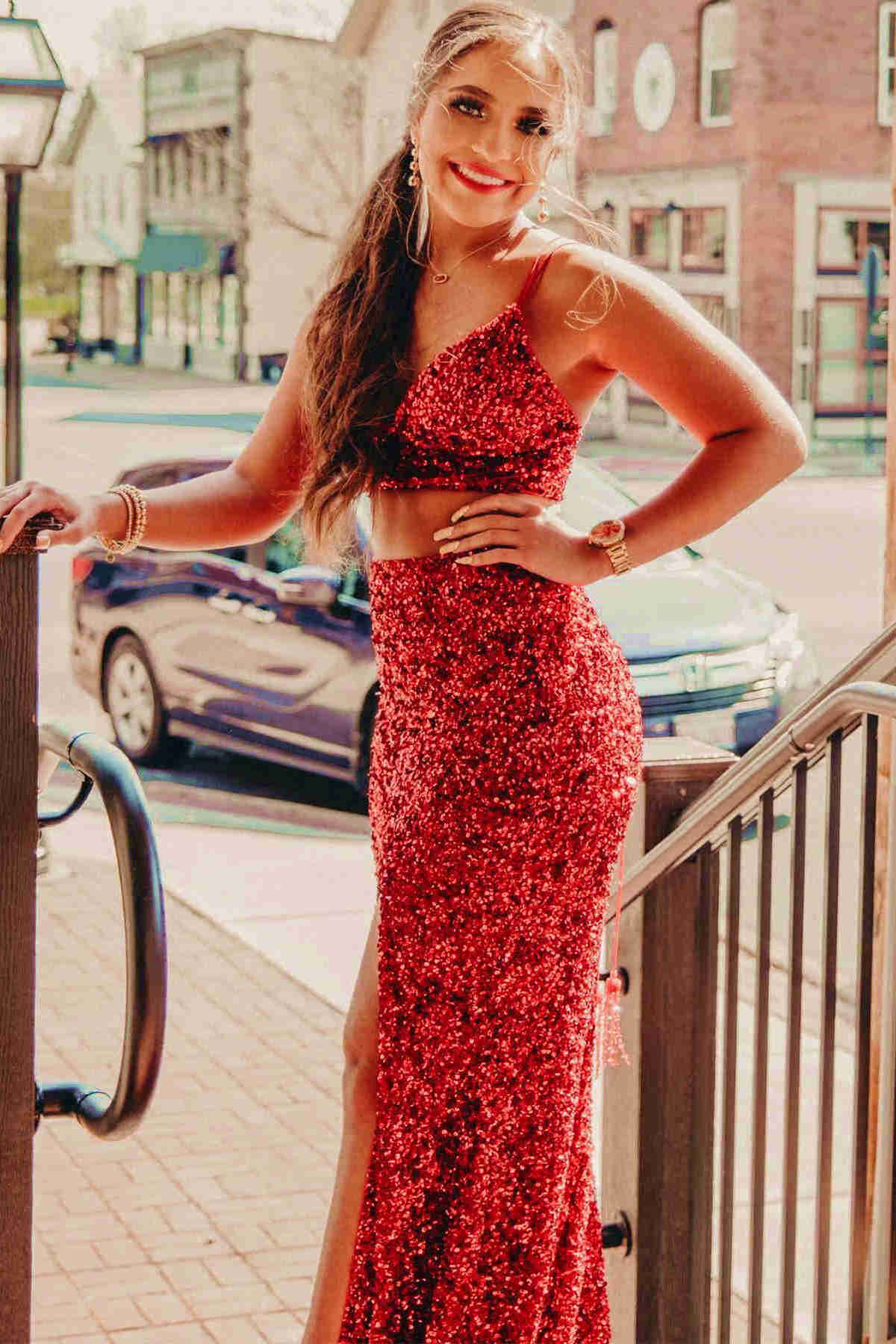 Vestido de fiesta de dos piezas con lentejuelas y corte sirena y abertura