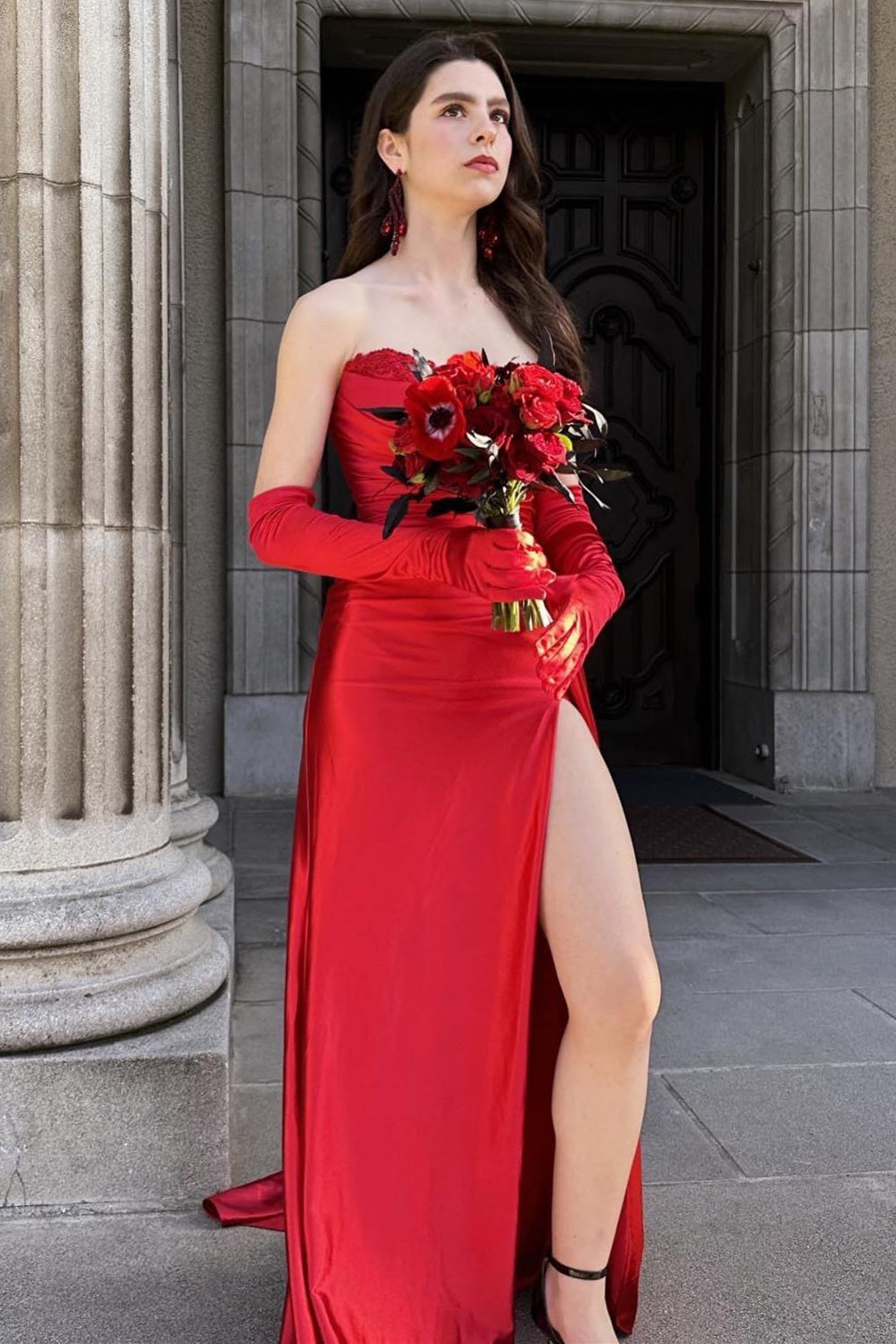 Vestido de fiesta largo plisado de satén estilo sirena sin tirantes color fucsia
