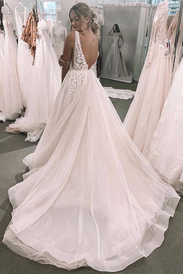 Romantisches Brautkleid mit tiefem V-Ausschnitt und Blumenapplikationen