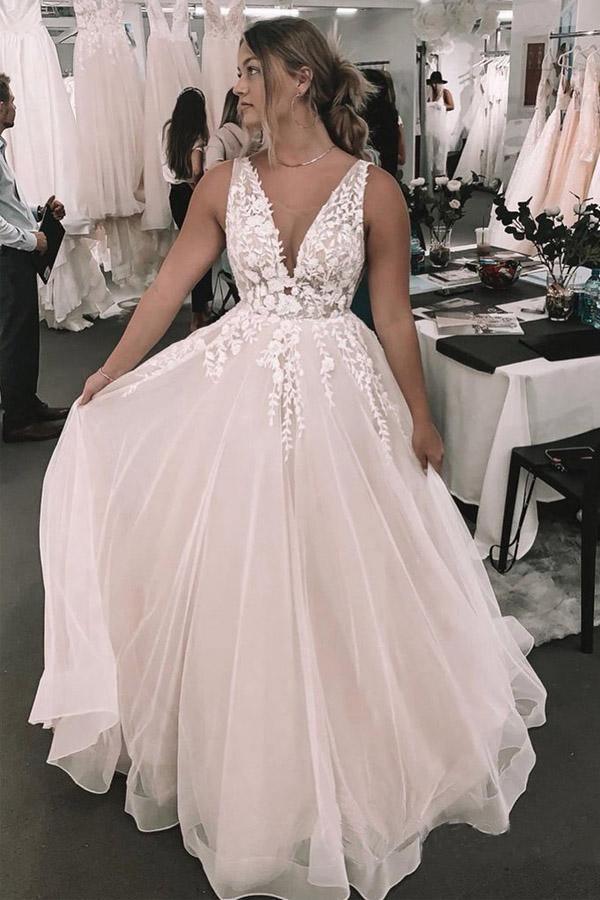 Romantisches Brautkleid mit tiefem V-Ausschnitt und Blumenapplikationen