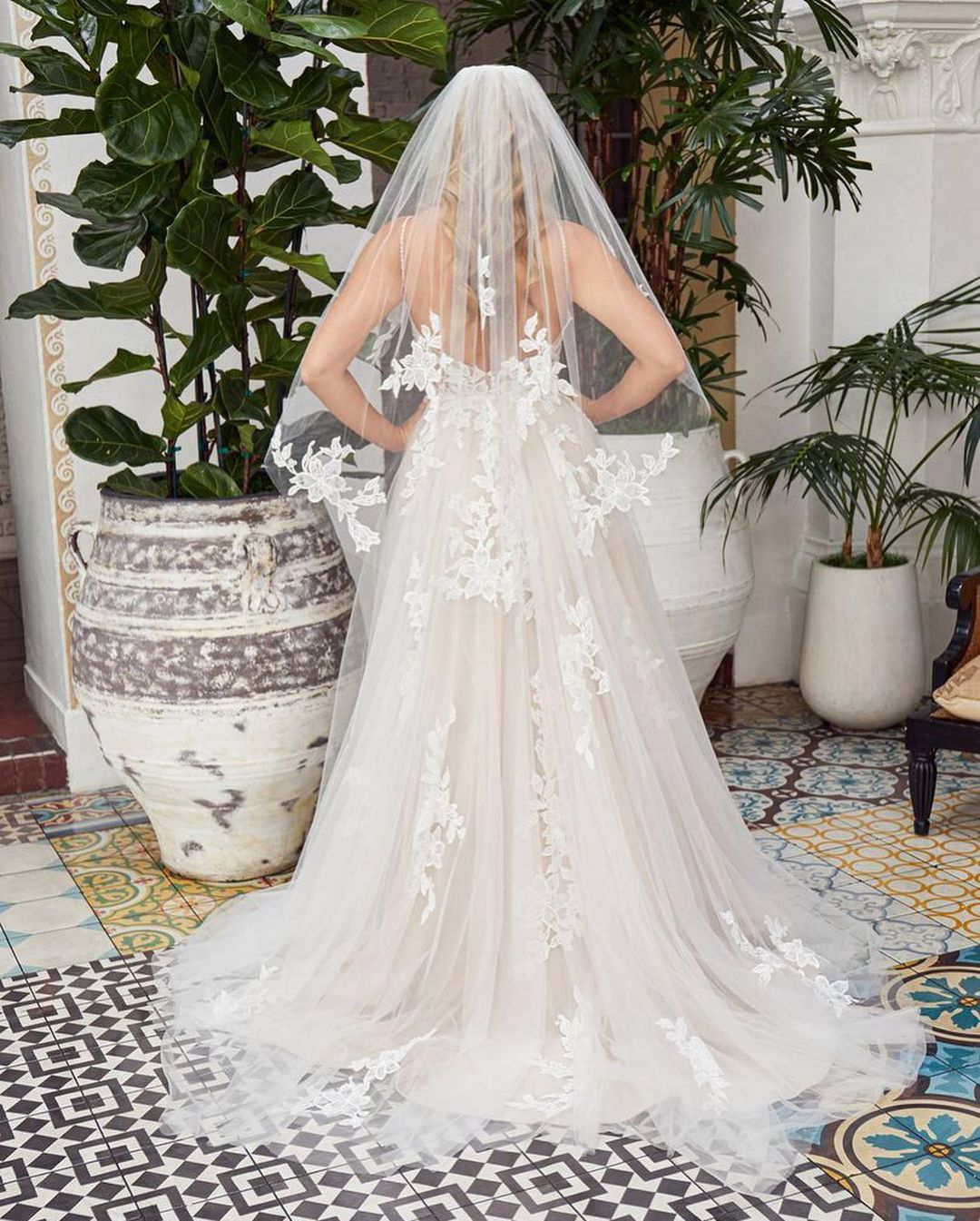 Romantisches langes A-Linien-Brautkleid mit V-Ausschnitt, Spitze, Tüll und offenem Rücken