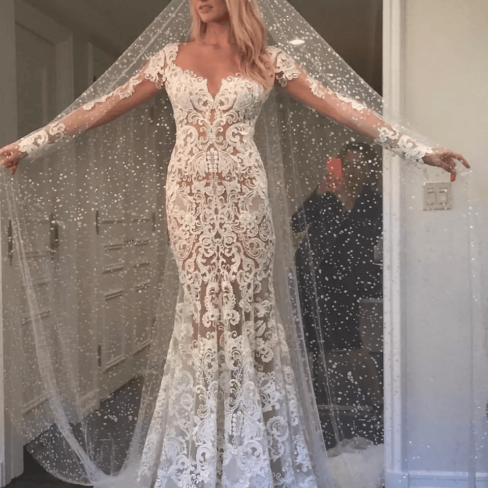 Vestidos de novia románticos de sirena con apliques largos y espalda descubierta de encaje color marfil