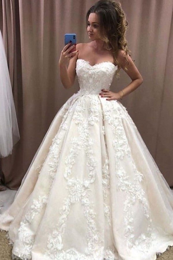 Romantisches langes Ballkleid mit herzförmigem Ausschnitt und 3D-Blumenapplikationen aus Spitze