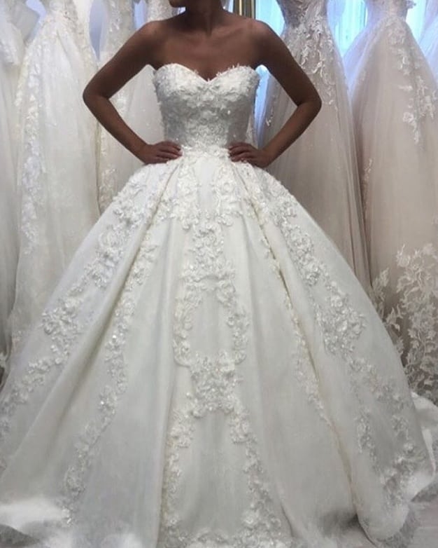 Romantisches langes Ballkleid mit herzförmigem Ausschnitt und 3D-Blumenapplikationen aus Spitze