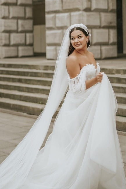 Romantisches schulterfreies A-Linien-Brautkleid aus Tüll mit Flügelärmeln
