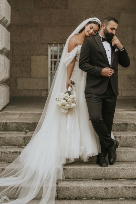 Romantisches schulterfreies A-Linien-Brautkleid aus Tüll mit Flügelärmeln