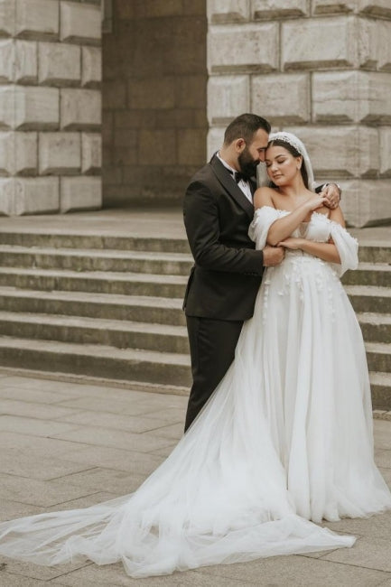 Romantisches schulterfreies A-Linien-Brautkleid aus Tüll mit Flügelärmeln