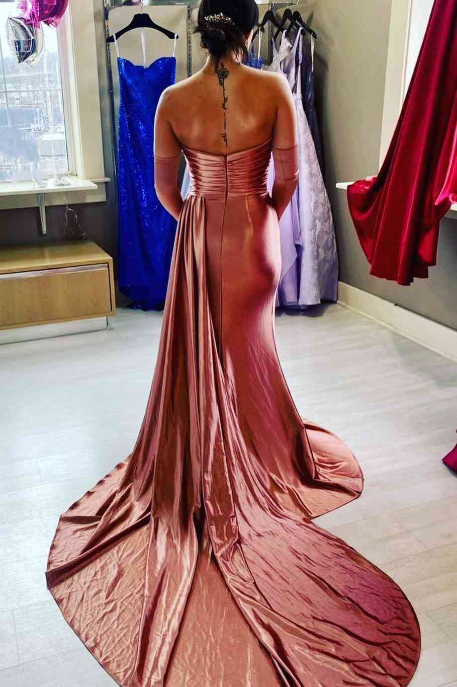 Vestido de fiesta largo plisado de satén estilo sirena sin tirantes color fucsia