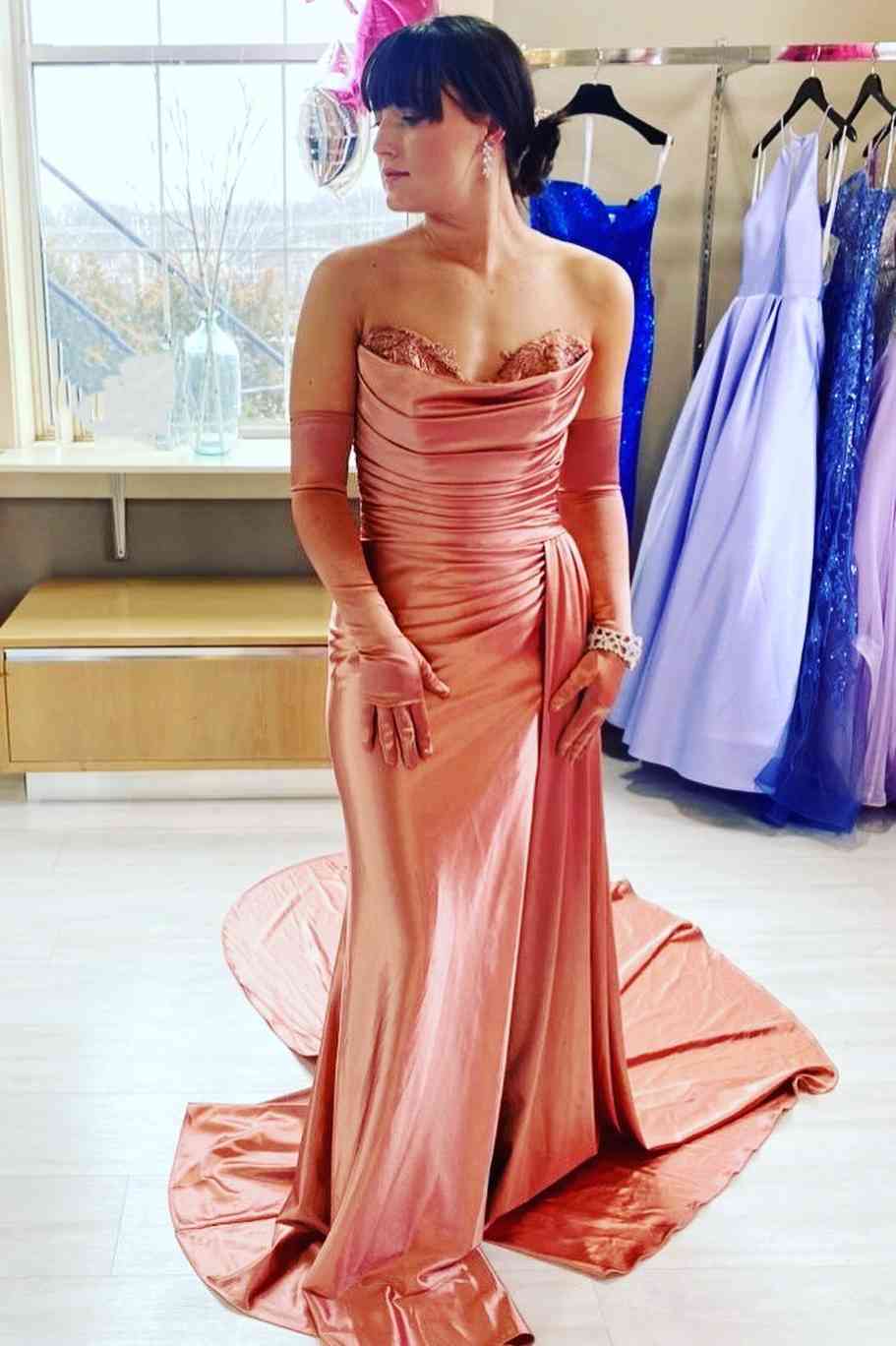 Vestido de fiesta largo plisado de satén estilo sirena sin tirantes color fucsia