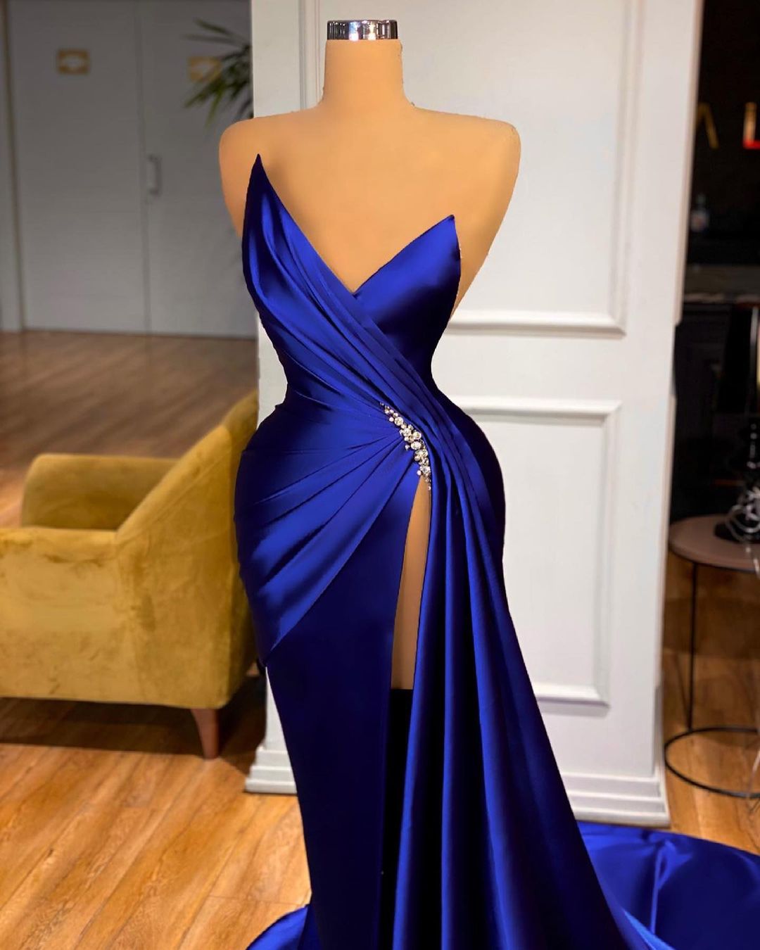 Königsblaues langes Meerjungfrau-Ballkleid mit V-Ausschnitt und Schlitz