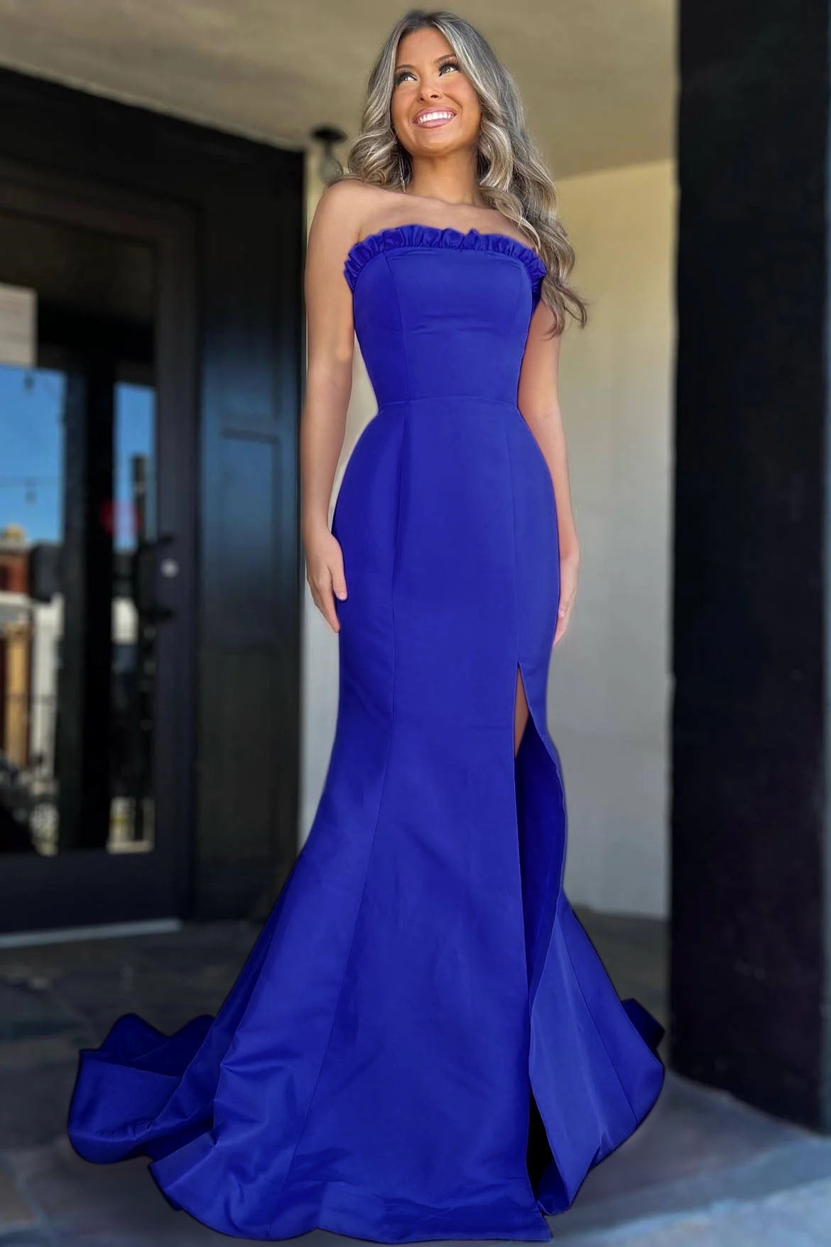Vestido de fiesta largo con abertura y corte sirena, sin tirantes y volantes color magenta