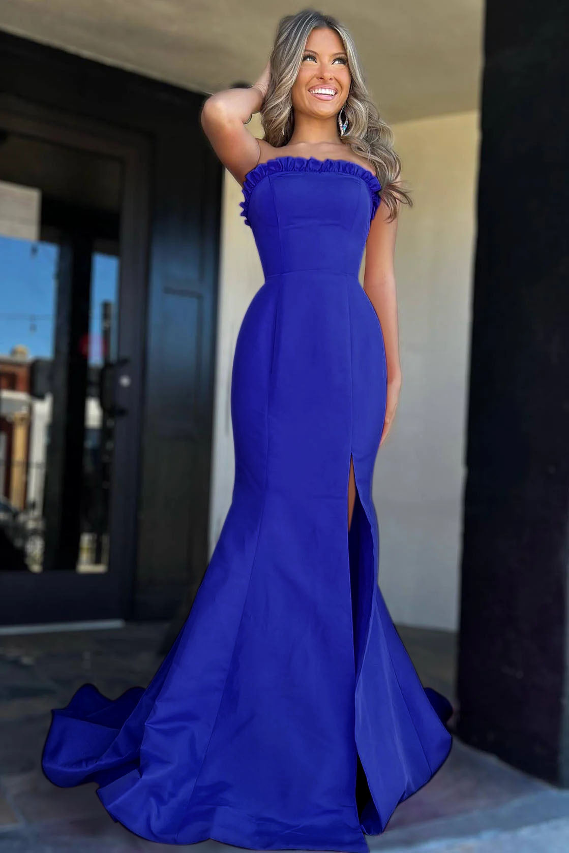 Vestido de fiesta largo con abertura y corte sirena, sin tirantes y volantes color magenta