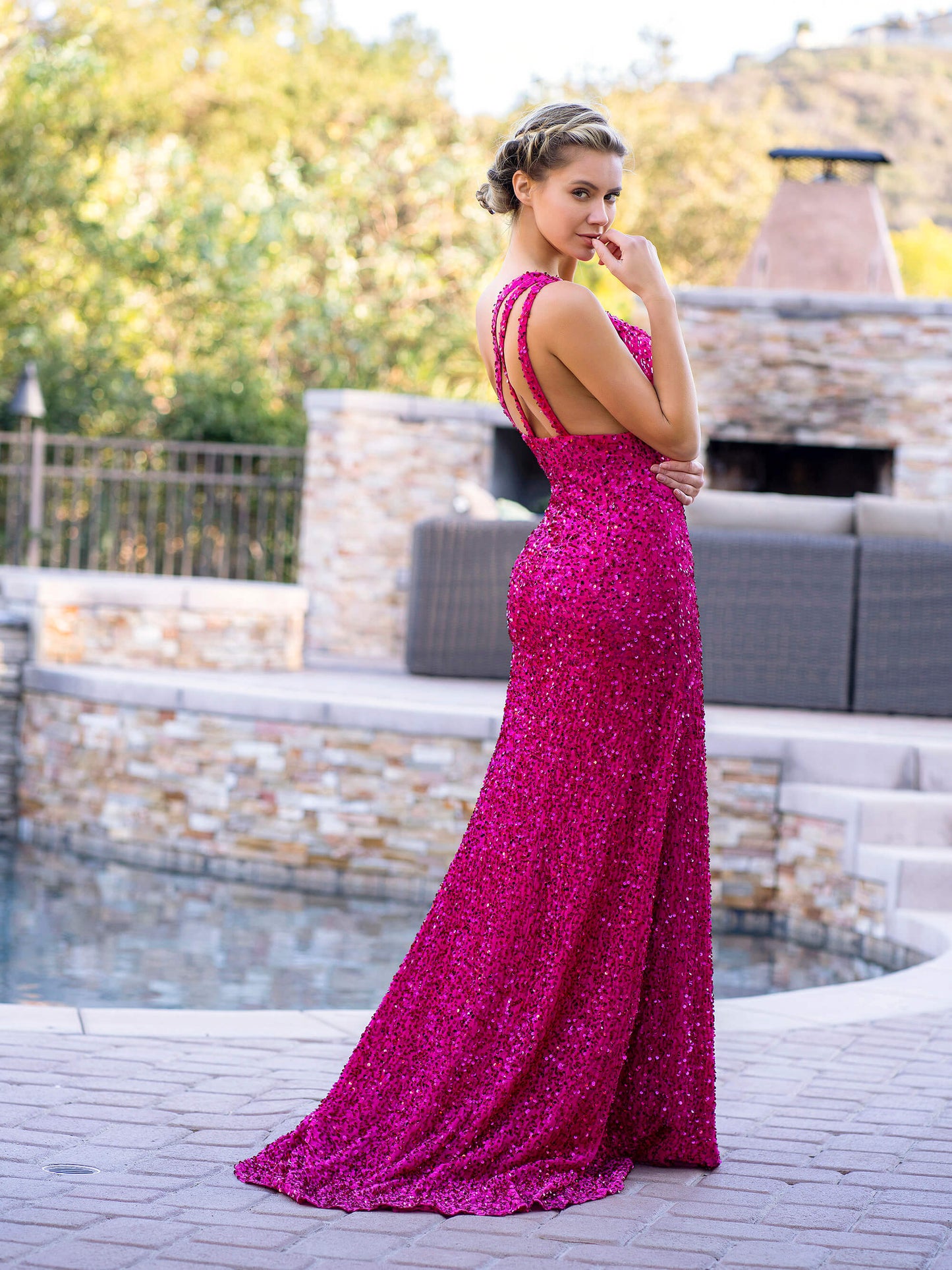 Vestido de fiesta largo de sirena fucsia con un hombro al descubierto y lentejuelas, con abertura