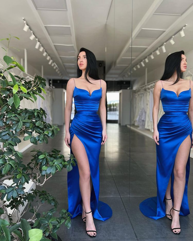 Vestidos de fiesta de sirena con tirantes finos en azul real y abertura