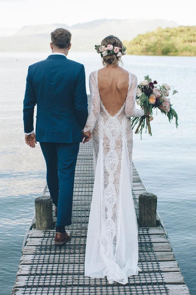 Vestido de novia de encaje con corte tubo y espalda abierta y manga larga