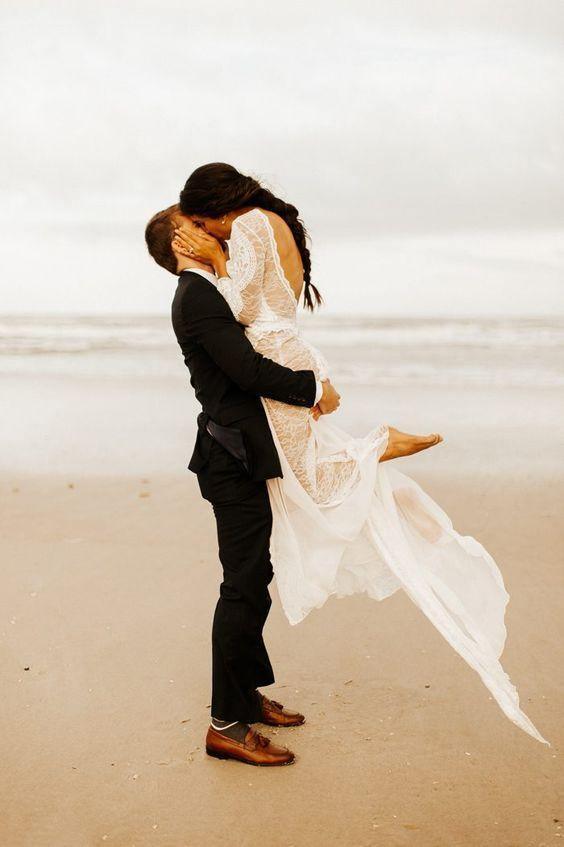 Vestido de novia de encaje con corte tubo y espalda abierta y manga larga