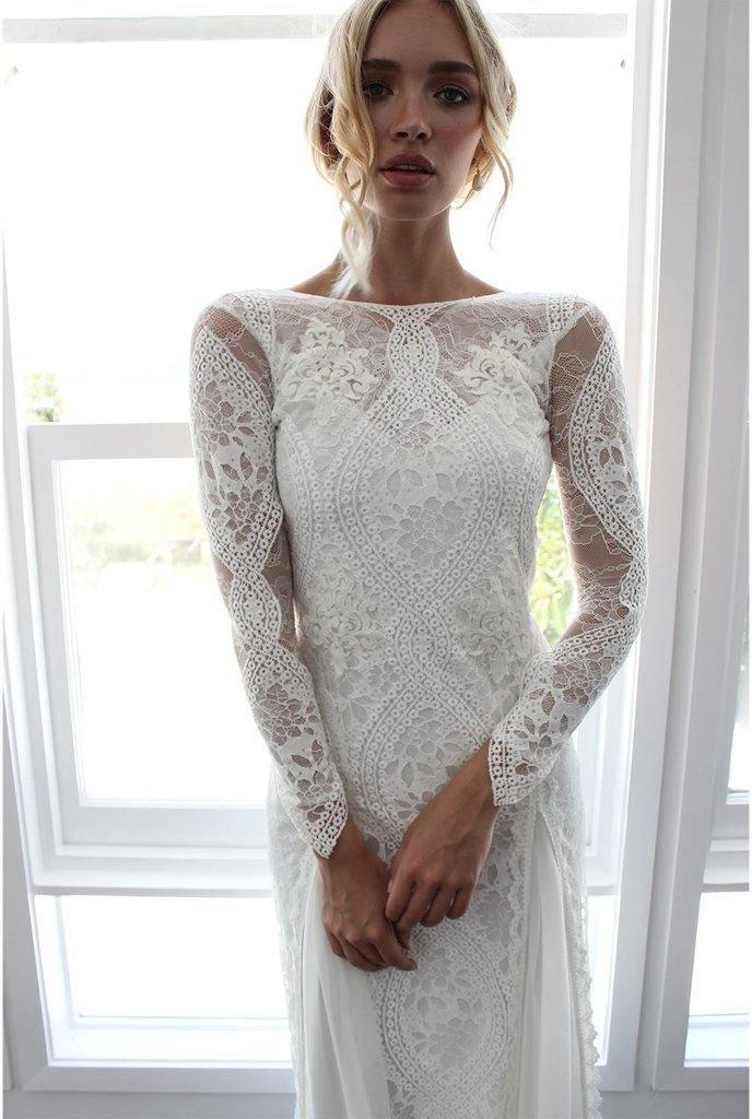 Vestido de novia de encaje con corte tubo y espalda abierta y manga larga