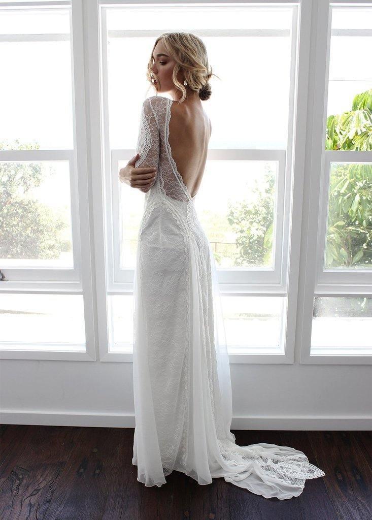 Vestido de novia de encaje con corte tubo y espalda abierta y manga larga