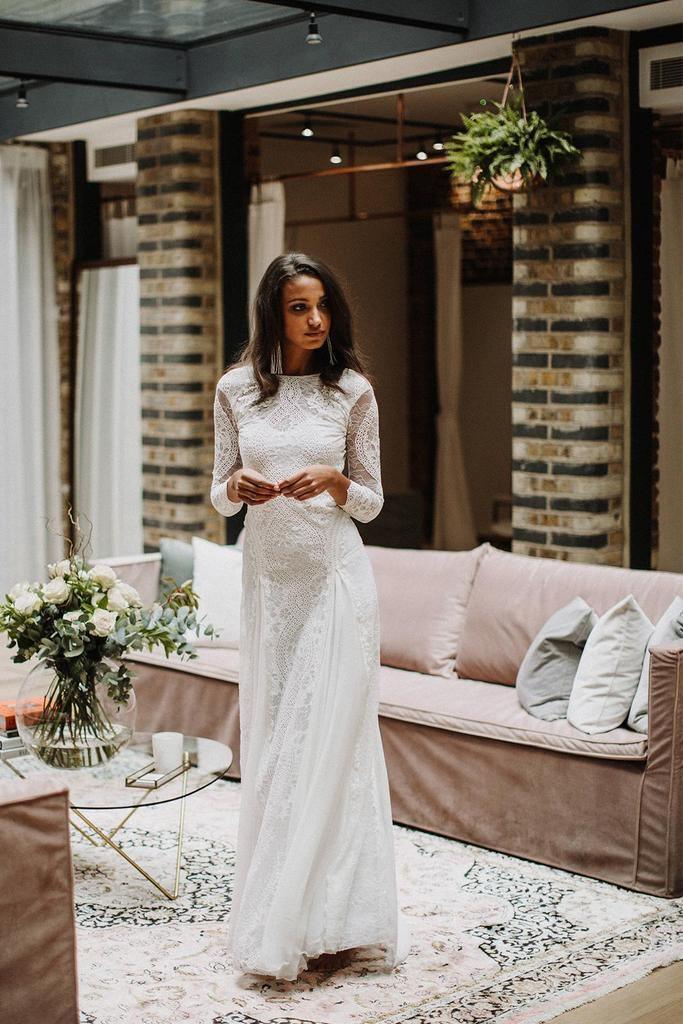 Vestido de novia de encaje con corte tubo y espalda abierta y manga larga