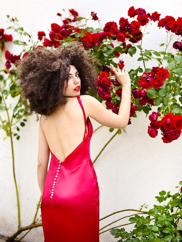 Vestidos de fiesta de satén tipo seda, con escote en V, sin mangas y volantes, corte tubo/columna