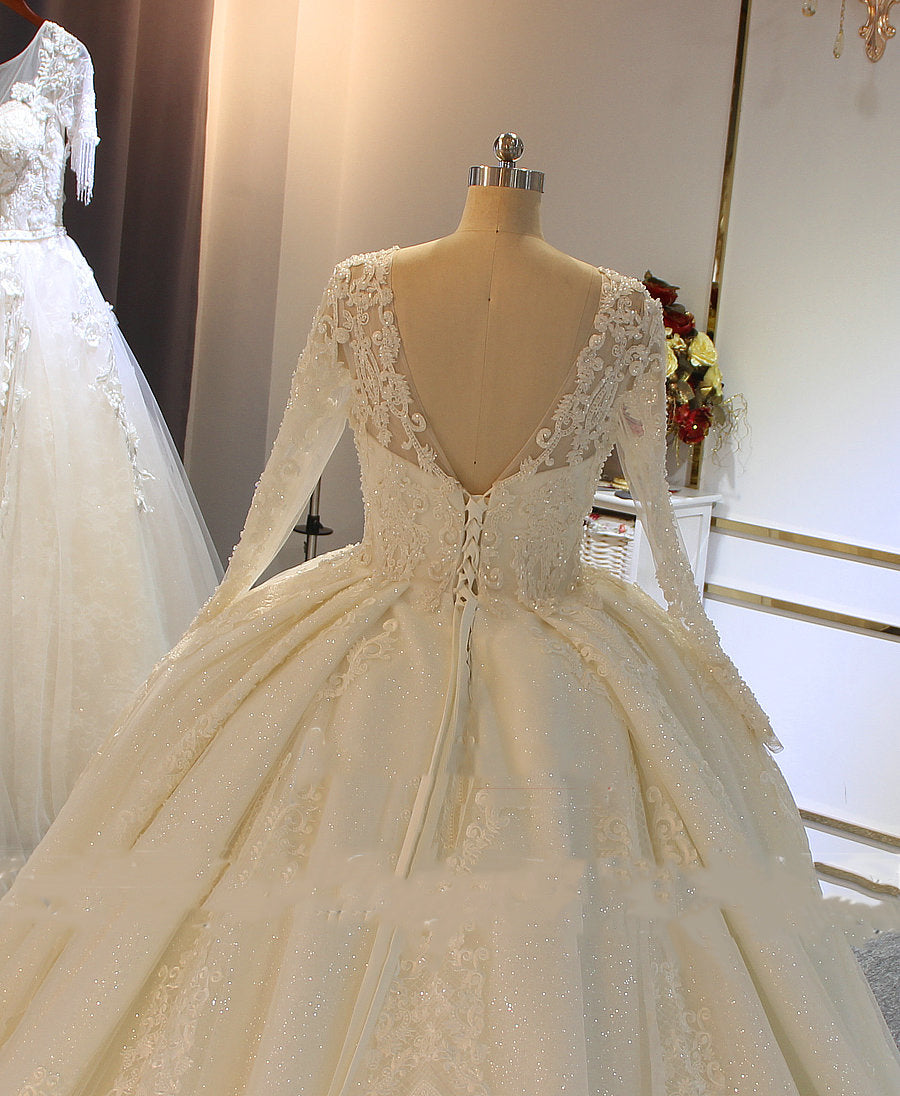 Glänzendes langes A-Linien-Brautkleid mit Perlenbesatz und Schnürung und Ärmeln