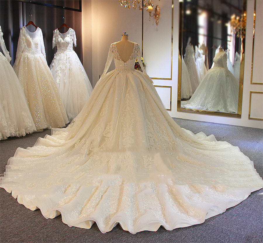 Glänzendes langes A-Linien-Brautkleid mit Perlenbesatz und Schnürung und Ärmeln