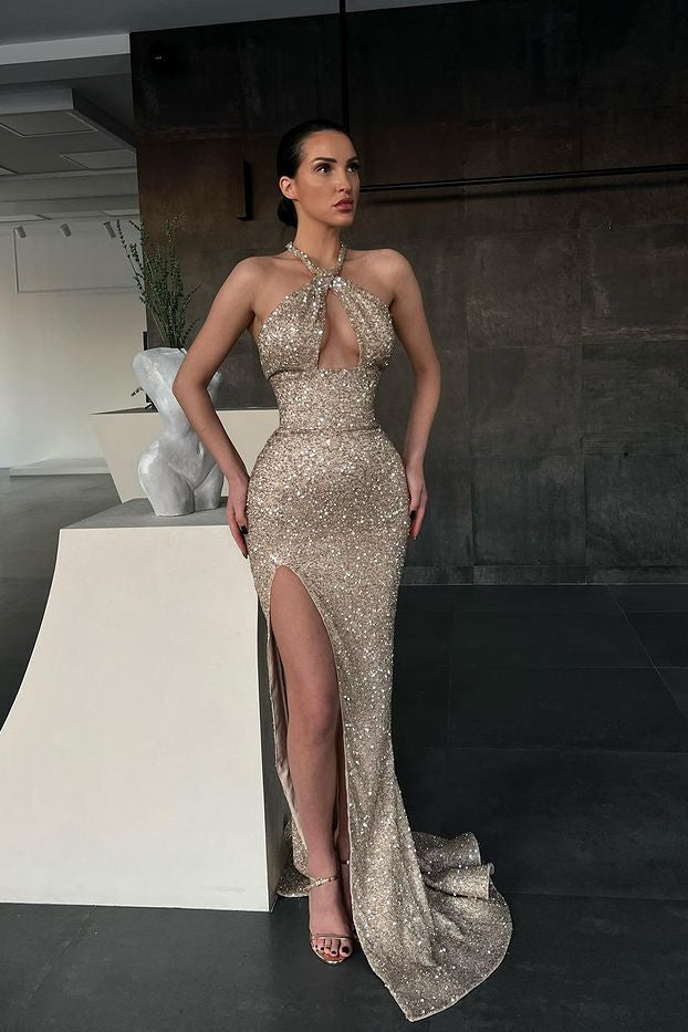 Vestido de fiesta ajustado con cuello halter brillante, abertura lateral y cola larga