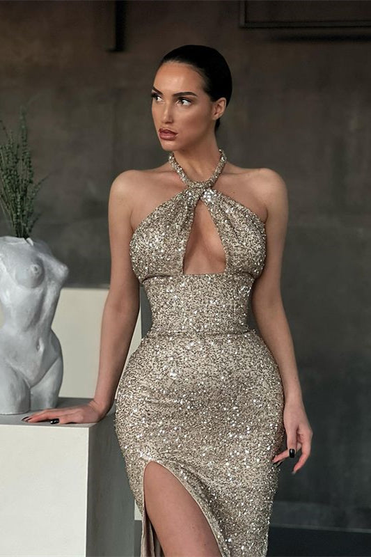 Vestido de fiesta ajustado con cuello halter brillante, abertura lateral y cola larga
