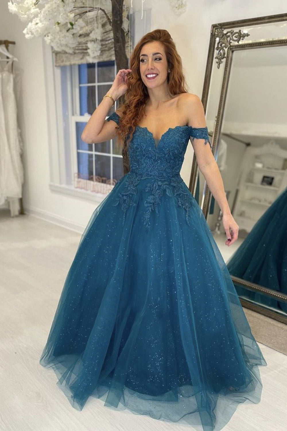 Glänzendes langes A-Linien-Ballkleid mit schulterfreiem Tüll und Spitze