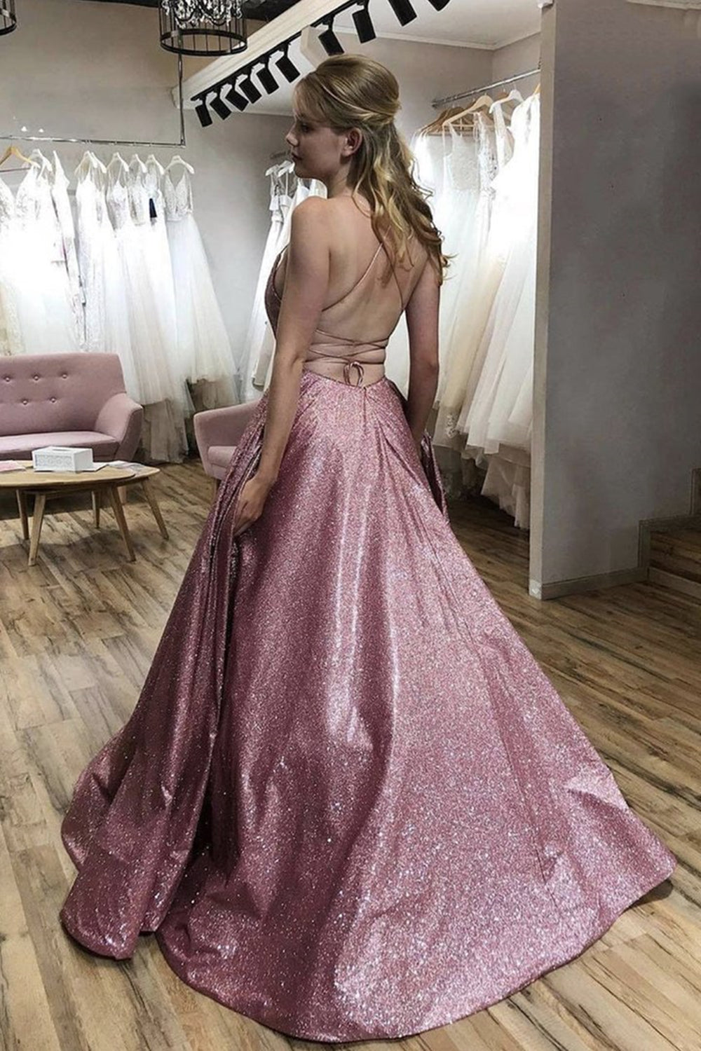 Vestidos de noche formales brillantes de corte A largo con tirantes finos y espalda abierta