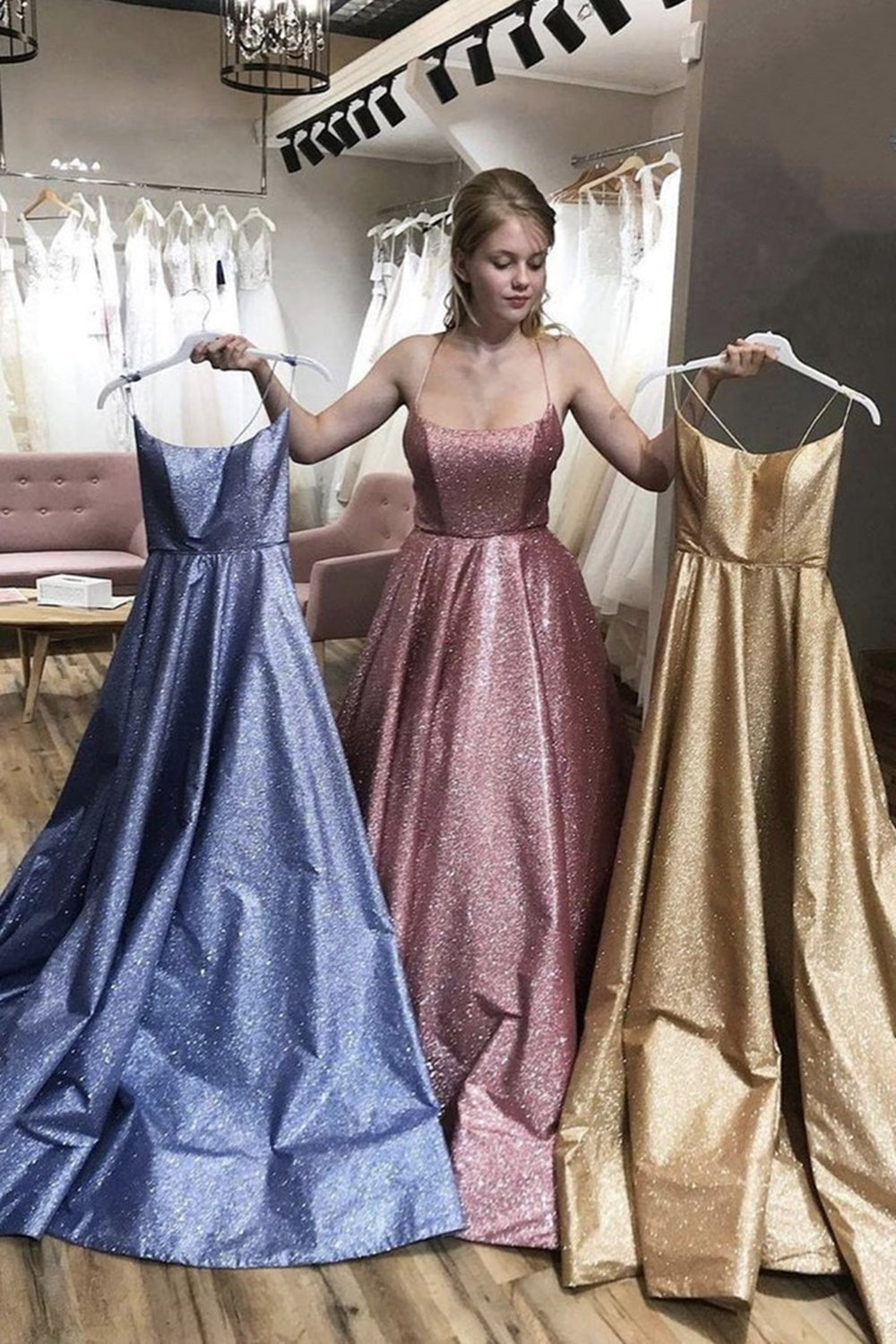 Vestidos de noche formales brillantes de corte A largo con tirantes finos y espalda abierta