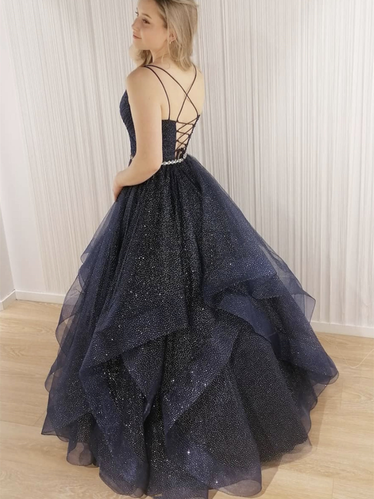 Glänzendes langes A-Linien-Ballkleid mit V-Ausschnitt, Tüll und Perlenbesatz, offenem Rücken